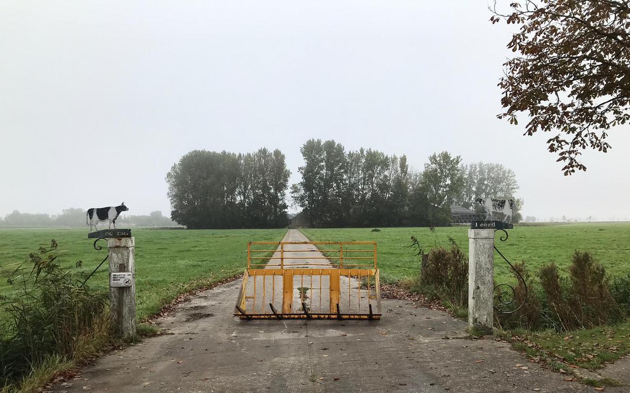De toegang naar de verlaten boerderij. De toegang naar de verlaten boerderij.