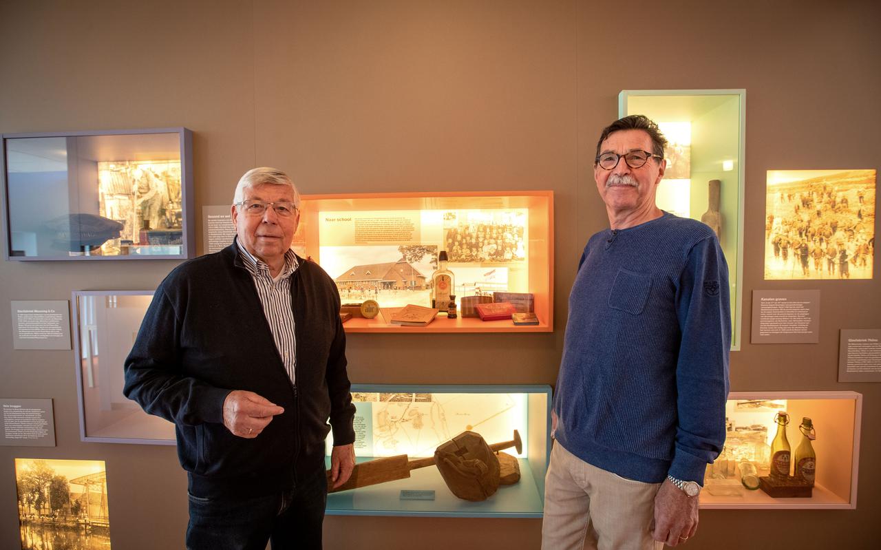 Jan Haikens (l) en Albert Plat van de Historische Vereniging Nieuw-Buinen/Buinerveen in het vernieuwde Glasmuseum.