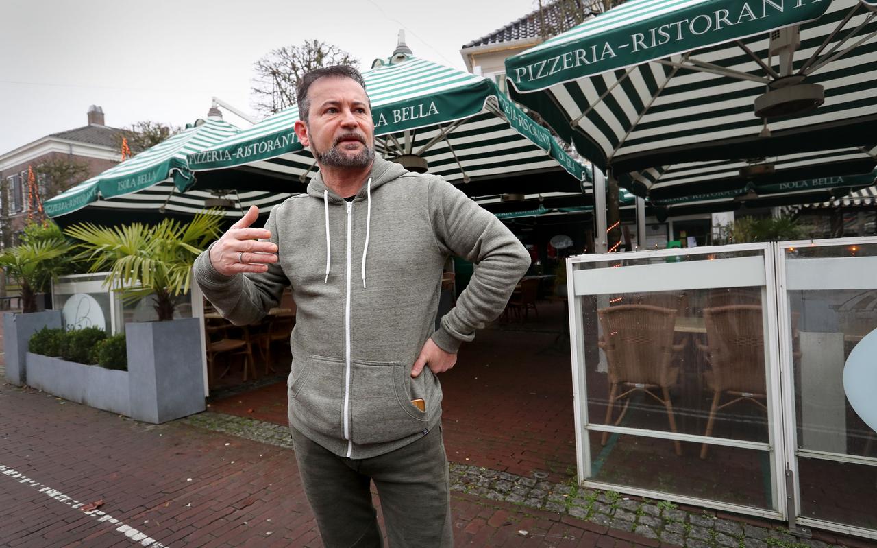 Michele Ardore van restaurant Isola Bella in Assen is boos: zijn klanten worden door de politie beboet als zij snel even de auto voor zijn zaak neerzetten om een bestelling af te halen. Michele Ardore van restaurant Isola Bella in Assen is boos: zijn klanten worden door de politie beboet als zij snel even de auto voor zijn zaak neerzetten om een bestelling af te halen.