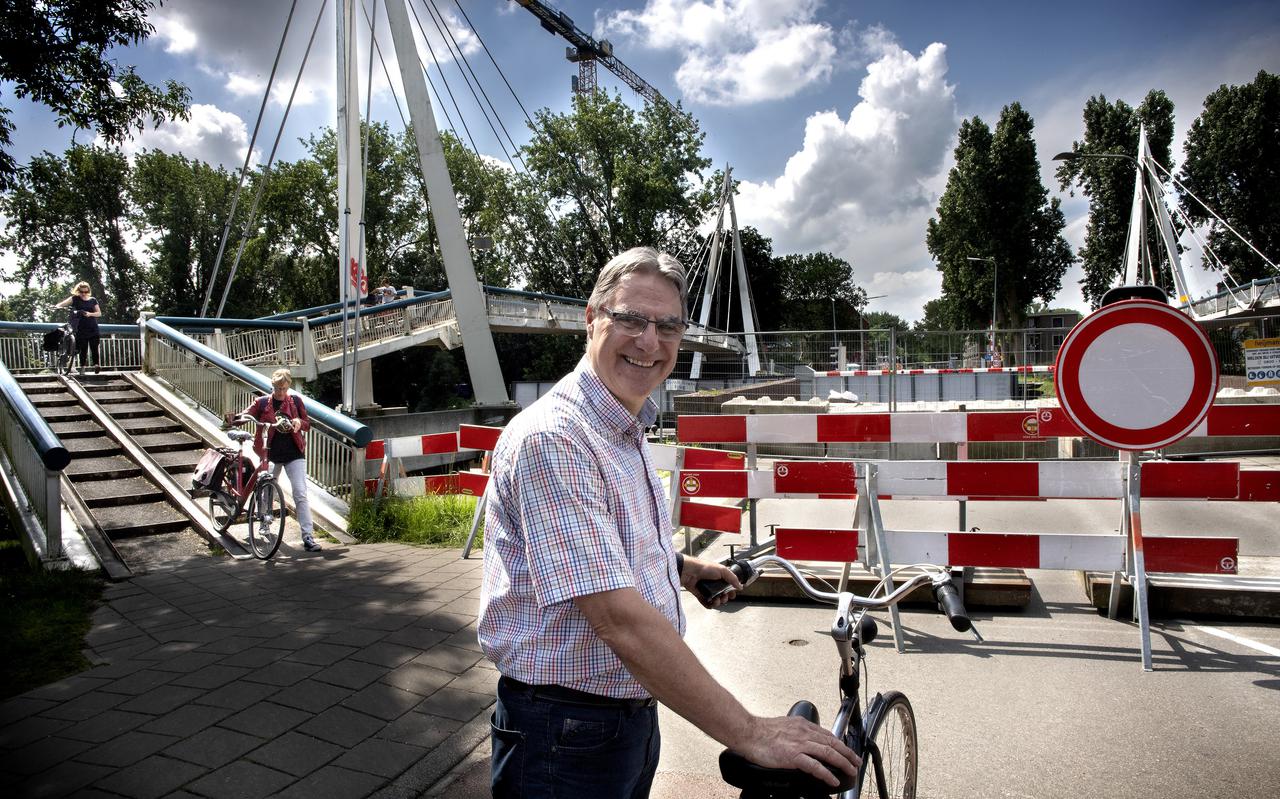                                                                                                                                                       
Chris van Malkenhorst, voorzitter van de gezamenlijke bewonersgroepen rond de Gerrit Krolbrug vorig jaar zomer bij de beschadigde brug.
