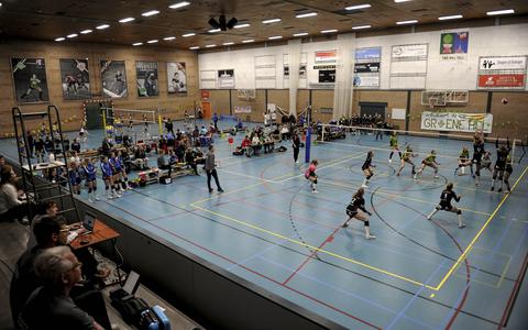 Op de foto op de voorgrond Kamernet/ Veracles tegen Djopzz Regio Zwolle Volleybal, op de achtergrond Guts&Gusto Donitas tegen Sliedrecht Sport.