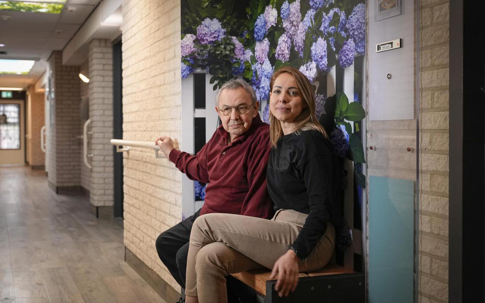 Jelena Lesnik en haar demente stiefvader Dusan Holod, die lang op een wachtlijst stond voor het verpleeghuis en pas aan de beurt was nadat het thuis ernstig misging, waarvan zijn echtgenote het slachtoffer was.