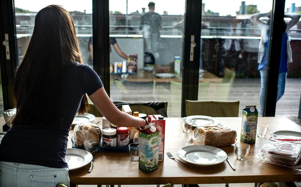 Een lunchtafel wordt gedekt bij JeugdzorgPlus van Elker in Groningen. Een lunchtafel wordt gedekt bij JeugdzorgPlus van Elker in Groningen.
