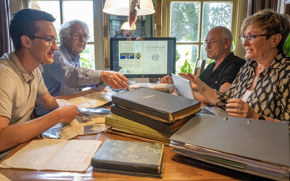 Jasper Bunskoek, Henk Benting, John Ettekoven en Anna Wiers (van links naar rechts) leggen de laatste hand aan het boek. 