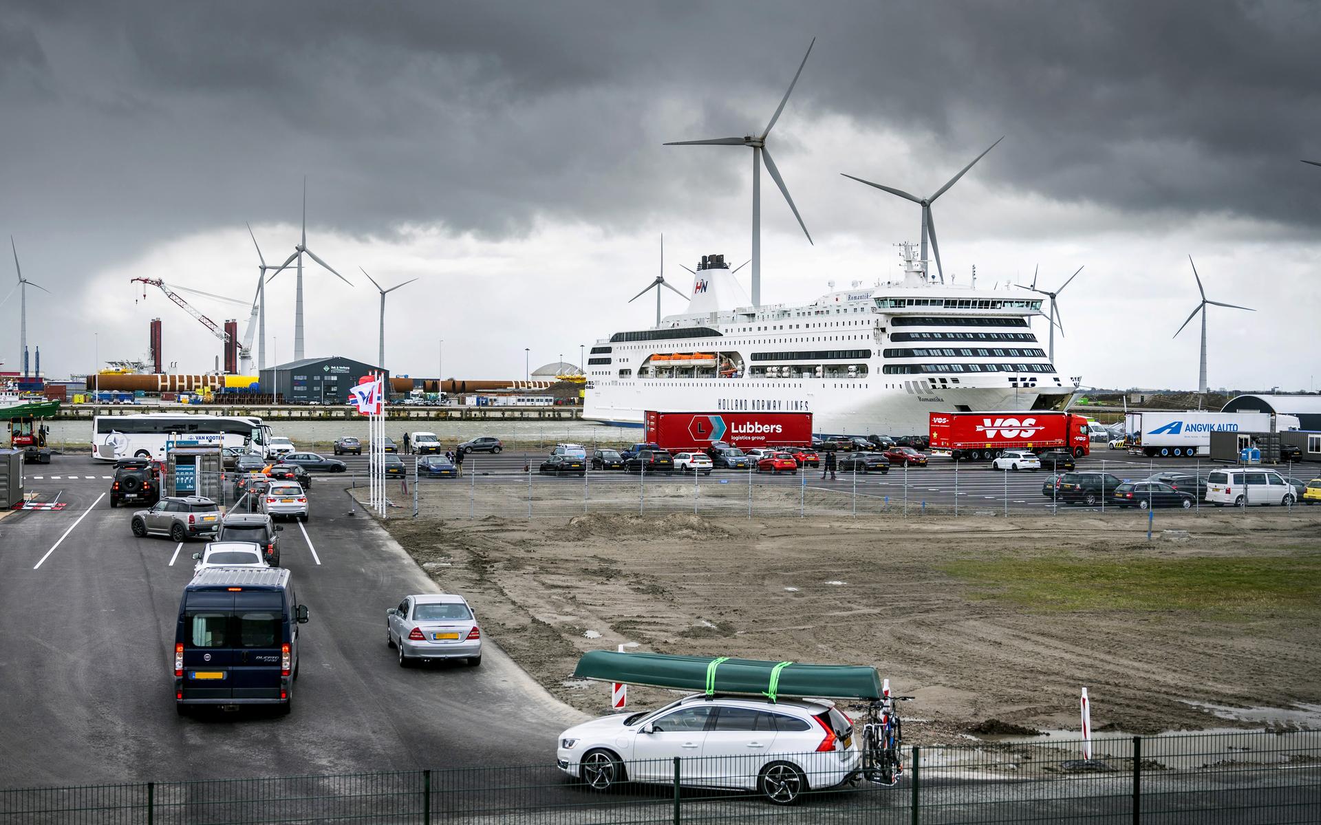 De passagiersterminal van HNL in de Eemshaven wordt afgebroken.