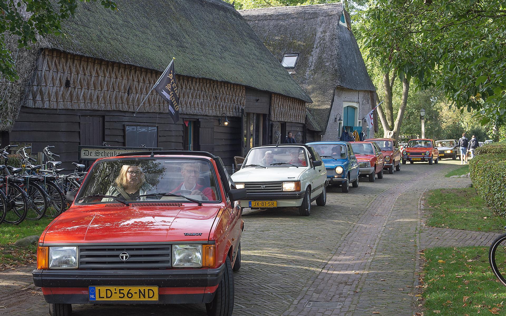 Even weer auto’s in museumdorp Orvelte. Oude Simca’s overspoelen Drenthe. 'Dit is jeugdsentiment'