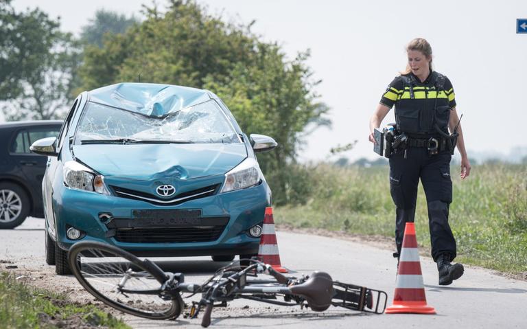 Fietser zwaargewond na aanrijding in Saaxumhuizen. Fietser zwaargewond na aanrijding in Saaxumhuizen.