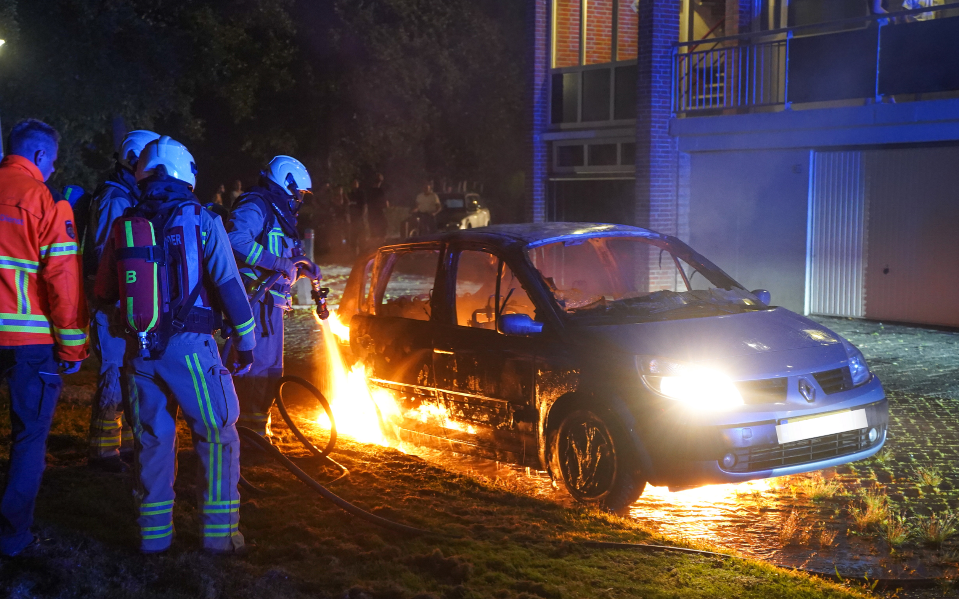 Een van de auto's die is uitgebrand.
