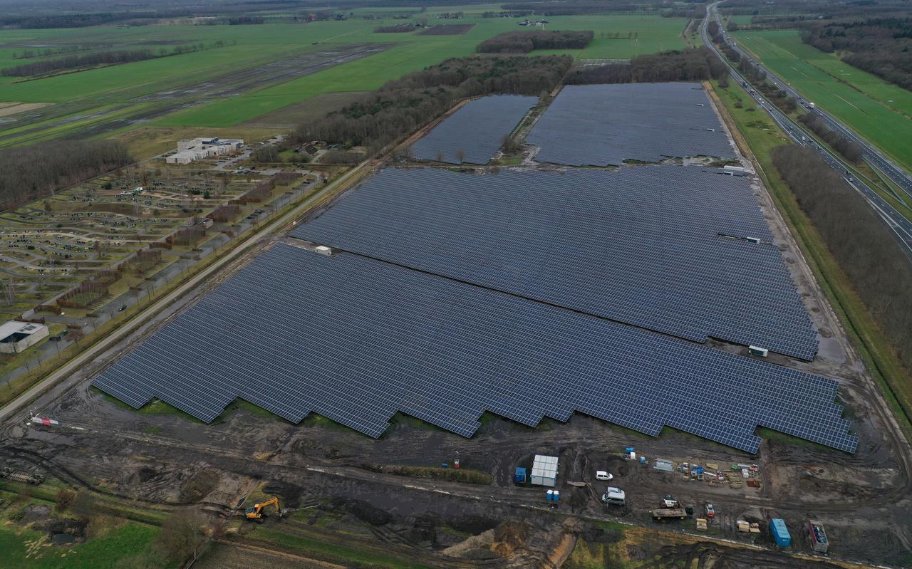 Het zonnepark in Fluitenberg, langs de A28, is ook van Kronos Solar. De met panelen volgezette grond, dat nog een haag krijgt om de panelen aan het zicht te onttrekken, is velen een doorn in het oog.