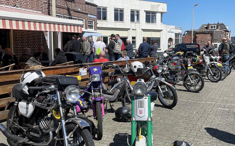 De bromfietsen staan geparkeerd voor de cafetaria in Delfzijl. Foto: Jan van Heerde