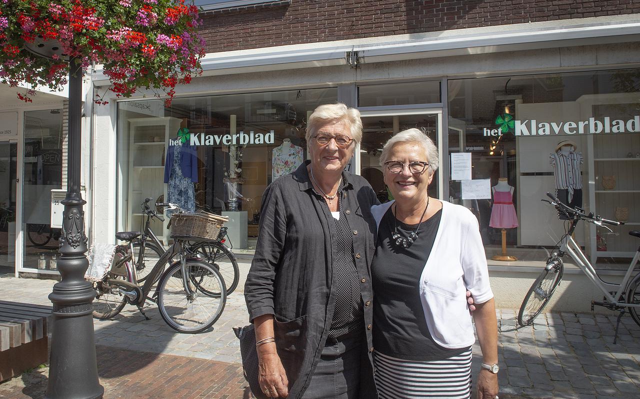 Gre Hemmes (links) sluit het Klaverblad. Naast haar Wies Zwiers, een van de vaste vrijwilligers van de inbrengwinkel.