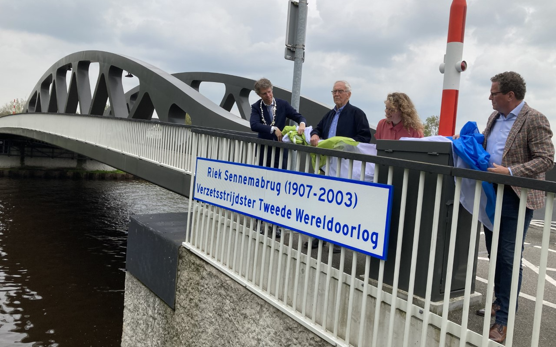 De onthulling van de Riek Sennemabrug tussen Zuidhorn en Noordhorn met (vlnr) burgemeester Ard van der Tuuk, neef Jan Sennema, achternicht Hilde Sennema en wethouder Hans Haze.