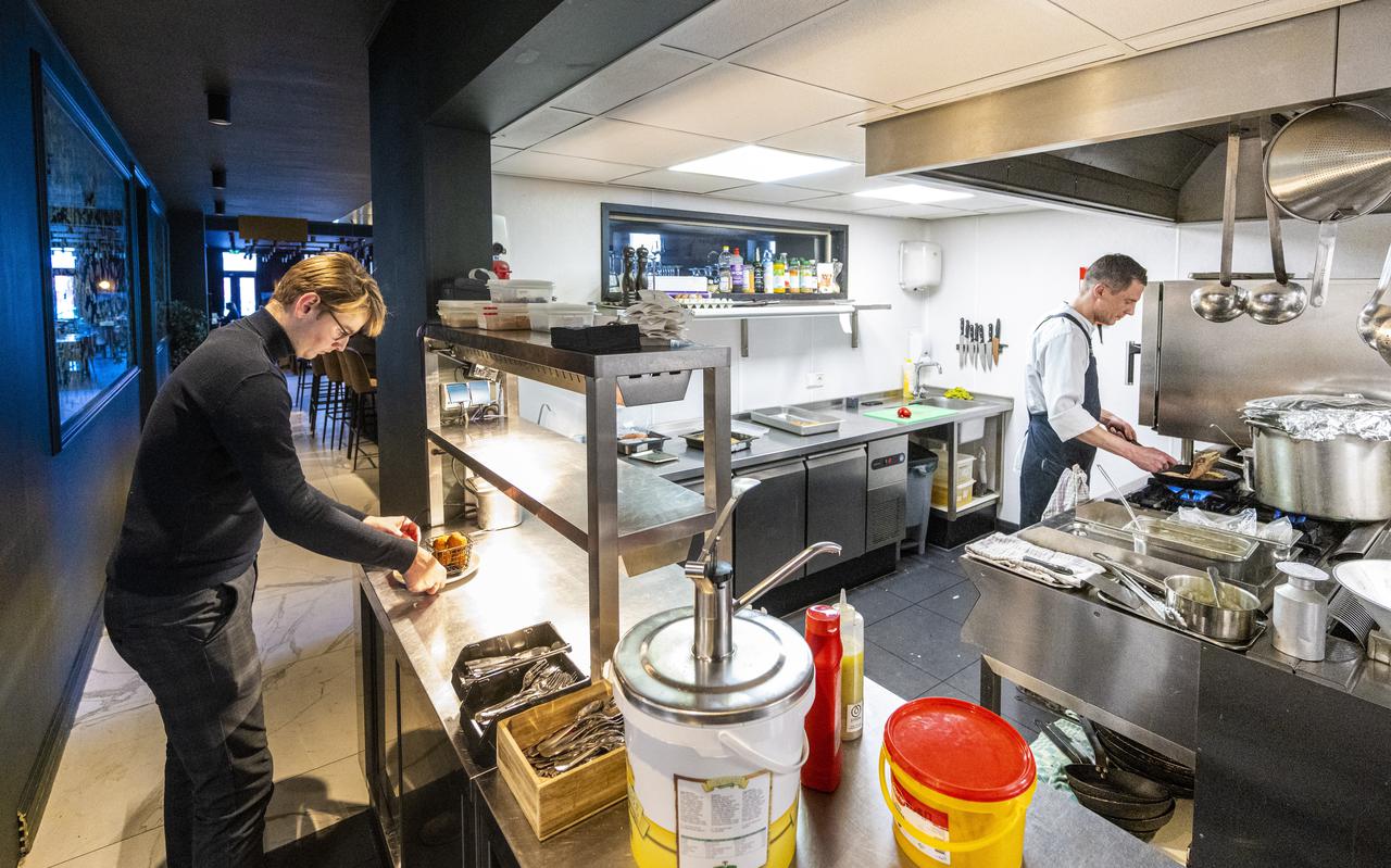 Ober Raoul en chef-kok Fernan aan het werk in Grand Café ’t Wapen in Assen.