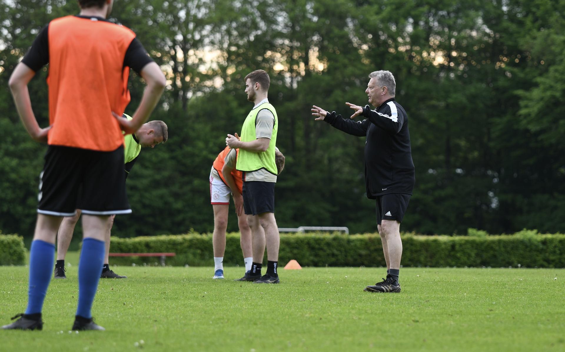 Voetbaltrainer Geert Aalderink (60) uit Emmen kan dit weekend tweemaal kampioen worden. 'Zaterdag ma