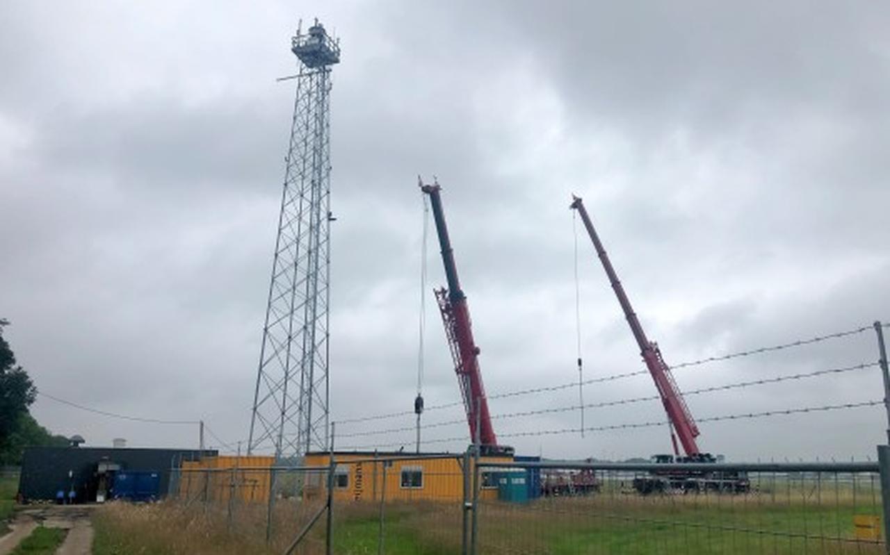 De nieuwe cameramast van de luchtverkeersleiding op Eelde bereikt het hoogste punt. De nieuwe cameramast van de luchtverkeersleiding op Eelde bereikt het hoogste punt.