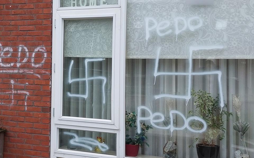 De woning van een man uit Stadskanaal is beklad met woorden als 'hond' en 'pedo'. Buurtbewoners voelen zich er niet mee geholpen of gesteund. 
