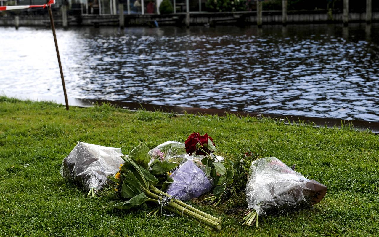 Aan het Zuidlaardermeer zijn op camping Meerwijck bloemen neergelegd op de plaats waar woensdag een plezierjacht ontplofte. Aan het Zuidlaardermeer zijn op camping Meerwijck bloemen neergelegd op de plaats waar woensdag een plezierjacht ontplofte.