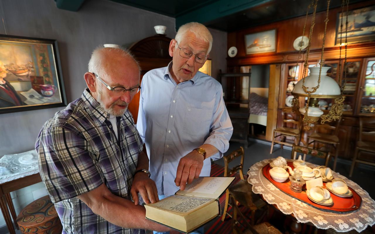 Feike Oppewal (links) en Albert Leutscher bladeren door de bijbel. Feike Oppewal (links) en Albert Leutscher bladeren door de bijbel.