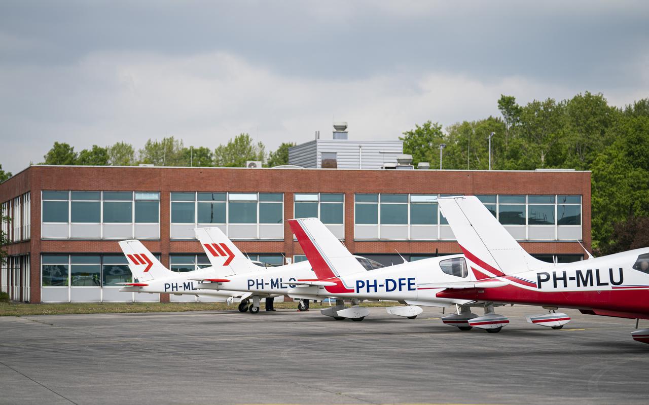 Enkele lesvliegtuigen van KLM Flight Academy in Eelde.