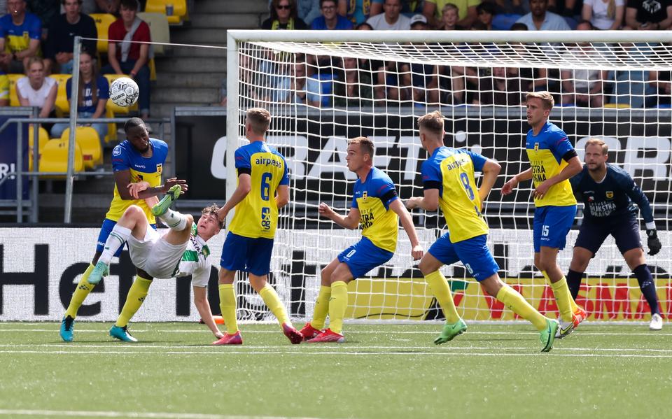 Jorgen Strand Larsen maakt de winnende treffer tegen Cambuur met een prachtige omhaal.