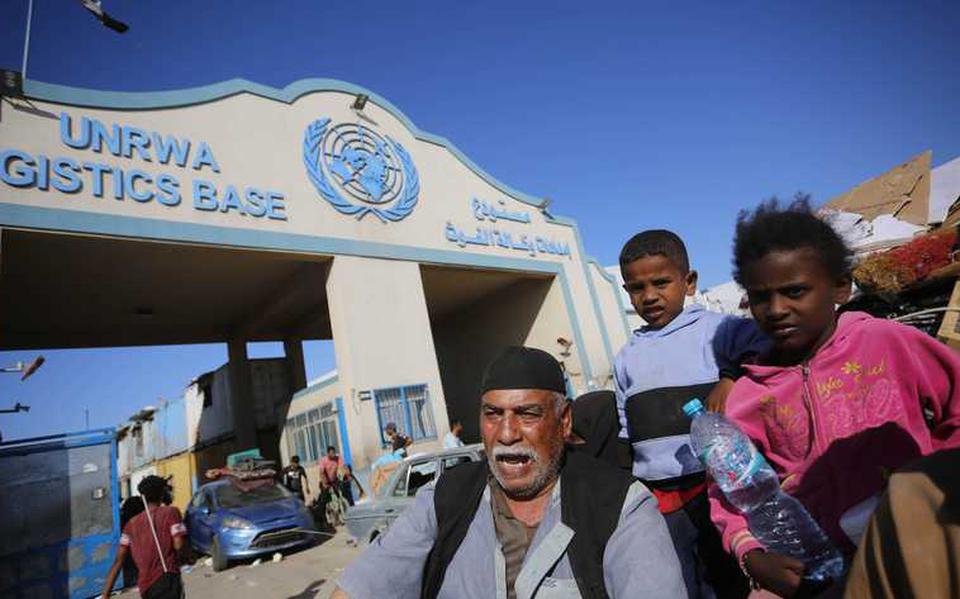Palestijnse families zoeken beschutting in een UNRWA-opslaghuis in Rafah.