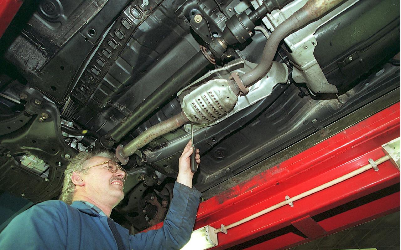 De katalysator, schatkist onder de auto. De man op de foto is monteur, geen dief. De katalysator, schatkist onder de auto. De man op de foto is monteur, geen dief.