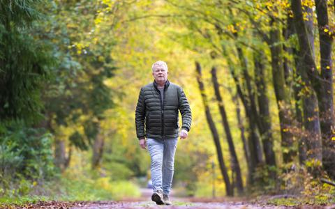 Arie Hollander (62) wandelt door het bos in Schoonloo. 