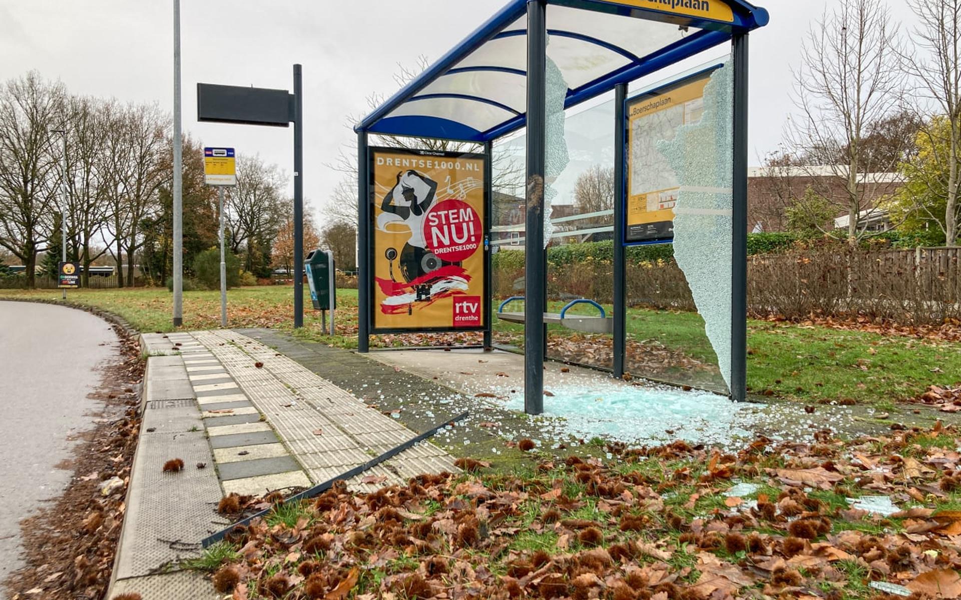 Bushokjes sneuvelen in Angelslo en Barger-Oosterveld in Emmen. Vijf ruiten zijn ingegooid en fietspa