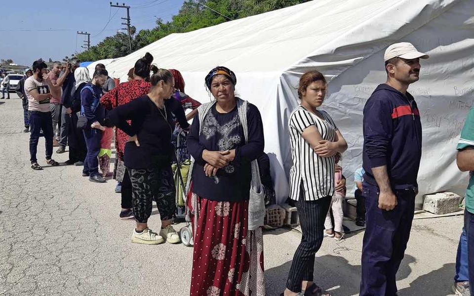 Een rij wachtenden op drinkwater en eten in Antakya.