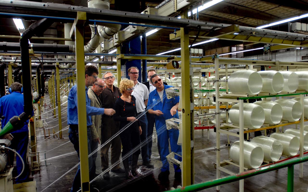 Scholieren tijdens een bezoek aan glasvezelfabrikant EFGN in Westerbroek. Het bedrijf is al wekenlang toneel van een verbeten loonconflict. 