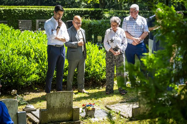 Premier Rob Jetten bezoekt Herinneringscentrum en begraafplaats in Hooghalen. ‘Hier krijgt het Moluk