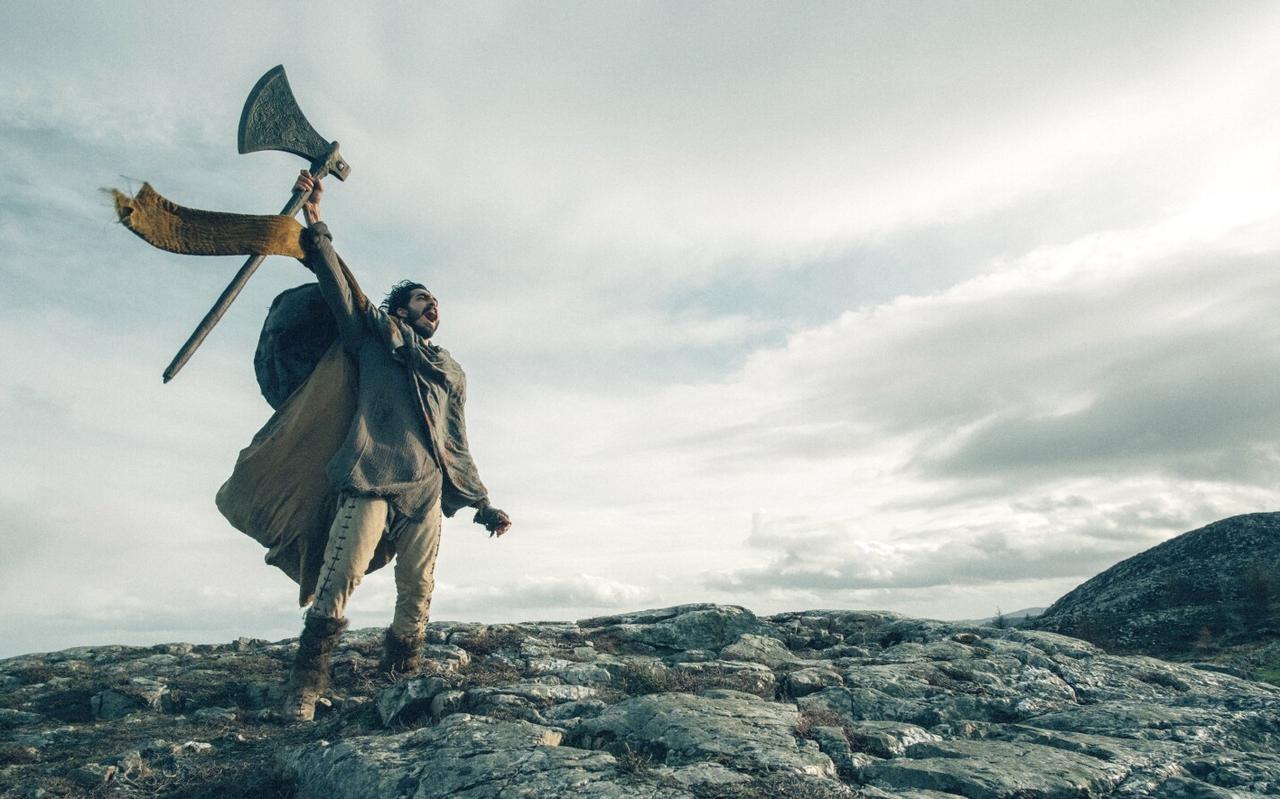 Gawain heft zijn bijl om de Groene Ridder uit te dagen in de film ‘The Green Knight’ van David Lowery, te zien op picl.nl Gawain heft zijn bijl om de Groene Ridder uit te dagen in de film ‘The Green Knight’ van David Lowery, te zien op picl.nl