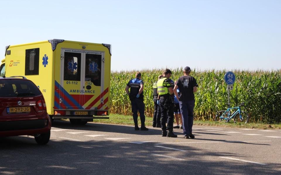 Wielrenner raakt gewond door botsing met auto langs N976 bij Vlagtwedde. Wielrenner raakt gewond door botsing met auto langs N976 bij Vlagtwedde.