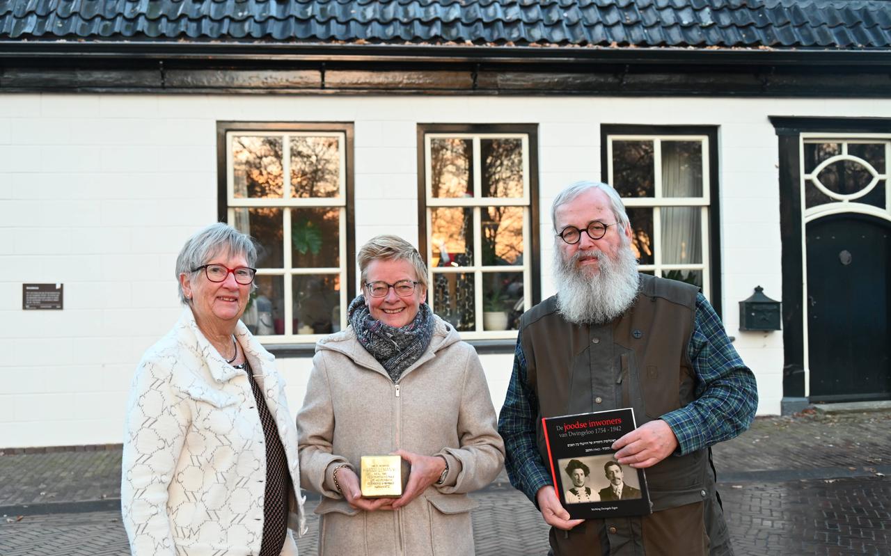 Drie van de vier leden van de wekgroep 'struikelstenen' van stichting Dwingels Eigen voor het aloude Schultehuis aan de Brink. Van links naar rechts Ans Klok, Corry Wolters en Albert Metselaar.