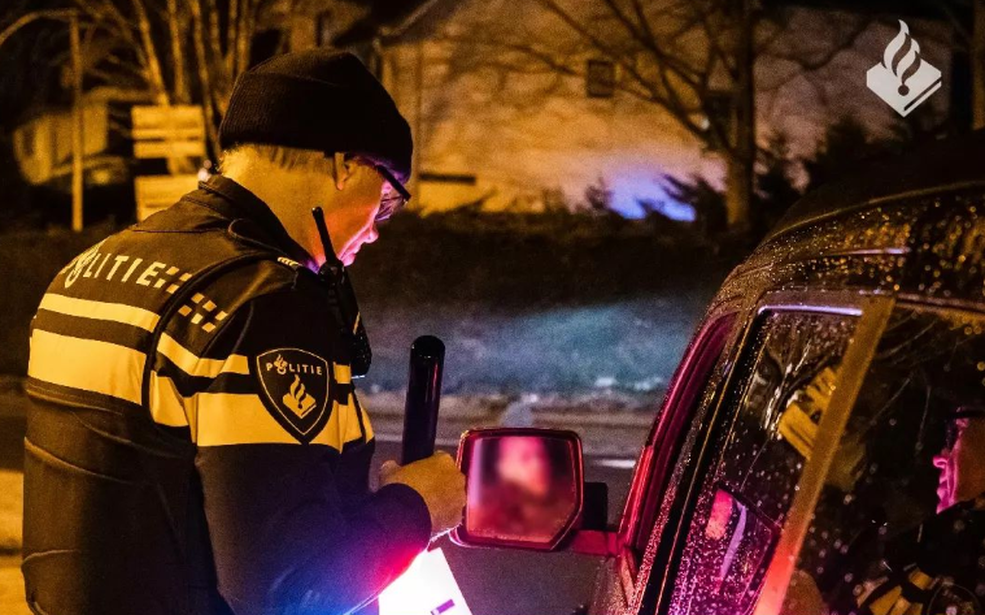 Automobilist rijdt bierdrinkend over de Scharmbarg in Assen. Man beledigt politie, rijdt zonder geld