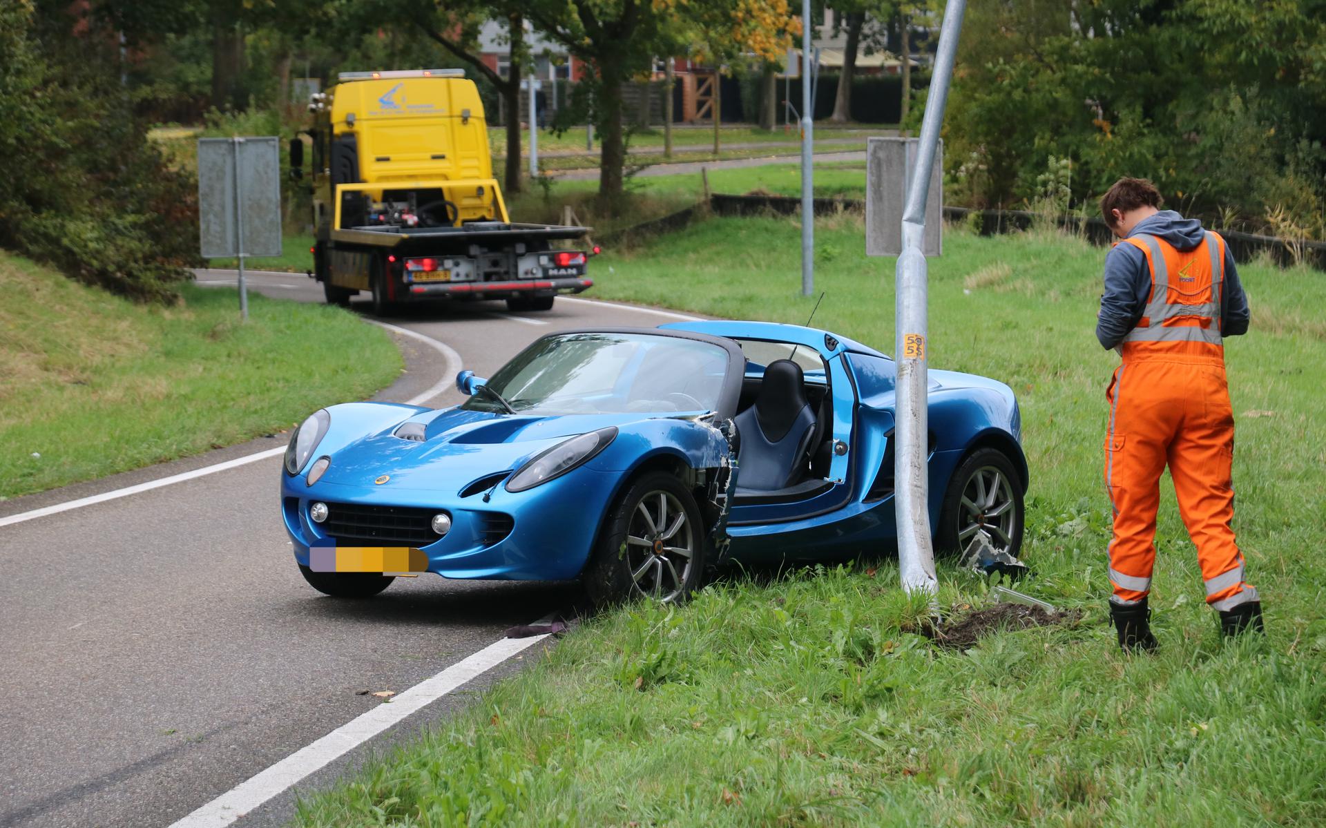 The special Lotus Elise crashes on the N46 near Beijing