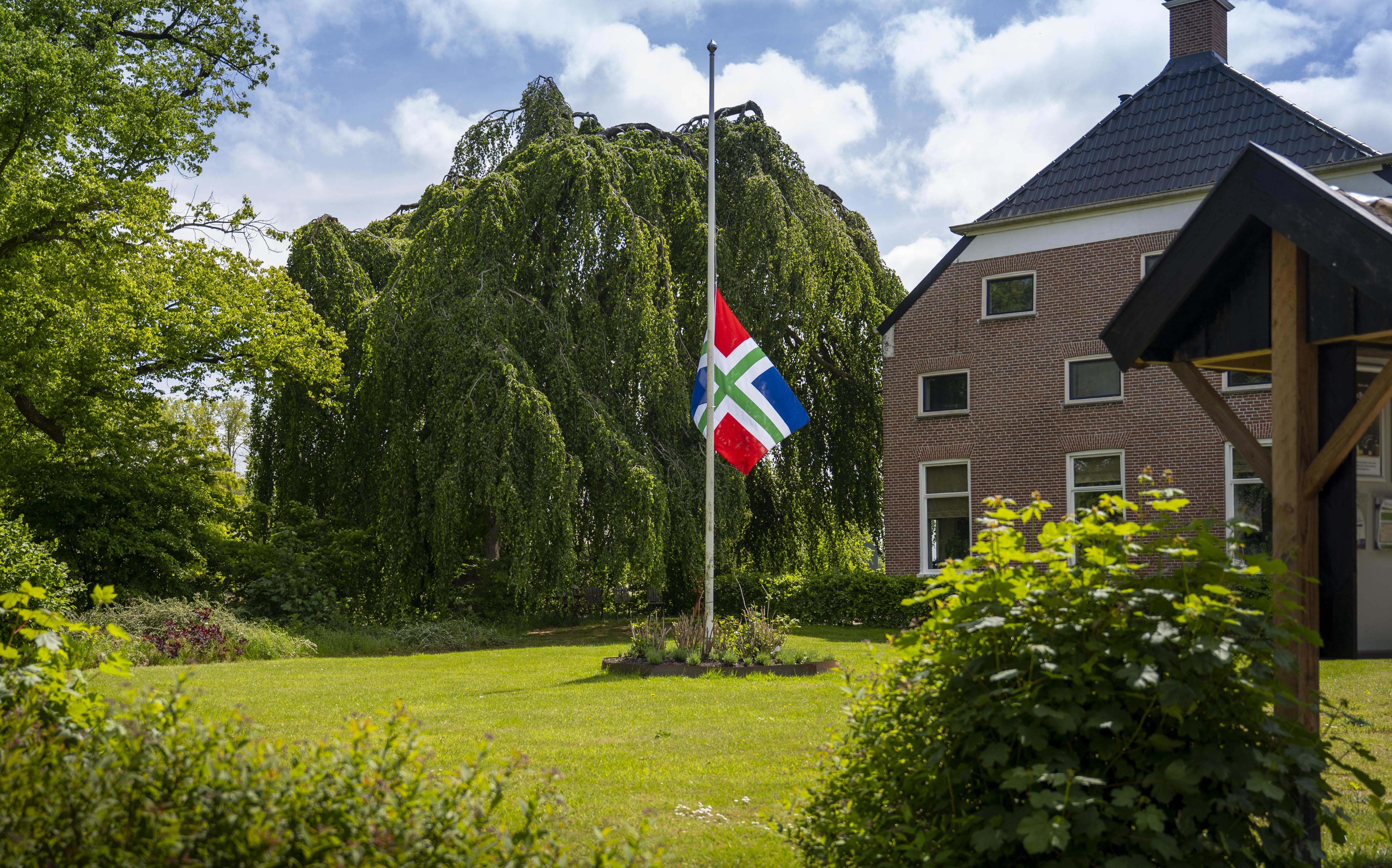 De Groningse vlag hangt halfstok bij een boerderij in Beerta na het nieuws dat de vermiste kinderen Jeffrey en Emma en hun vader gevonden zijn. 
