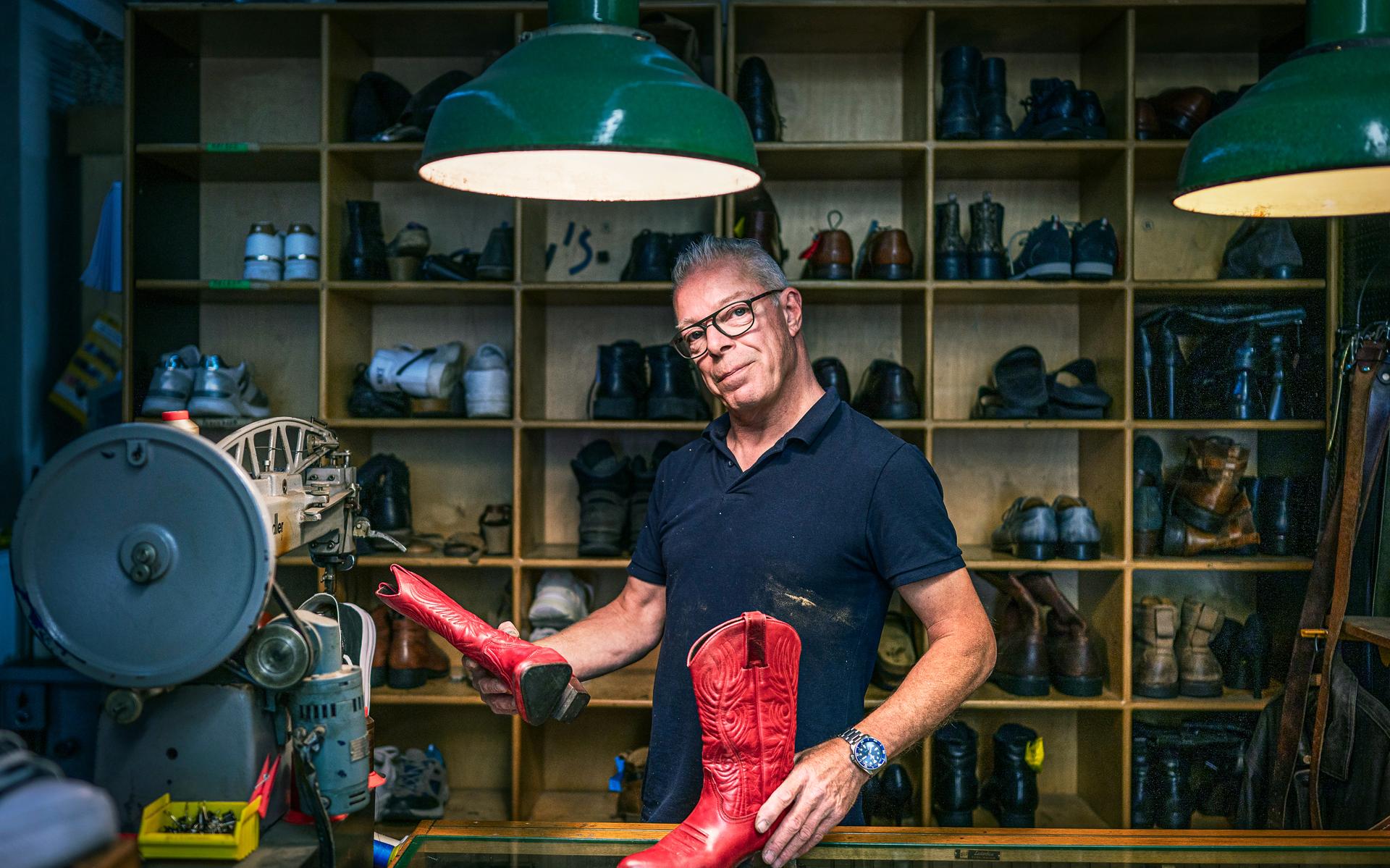 Hennie (58) is 40 jaar schoenmaker in Groningen. 'Vroeger brachten de