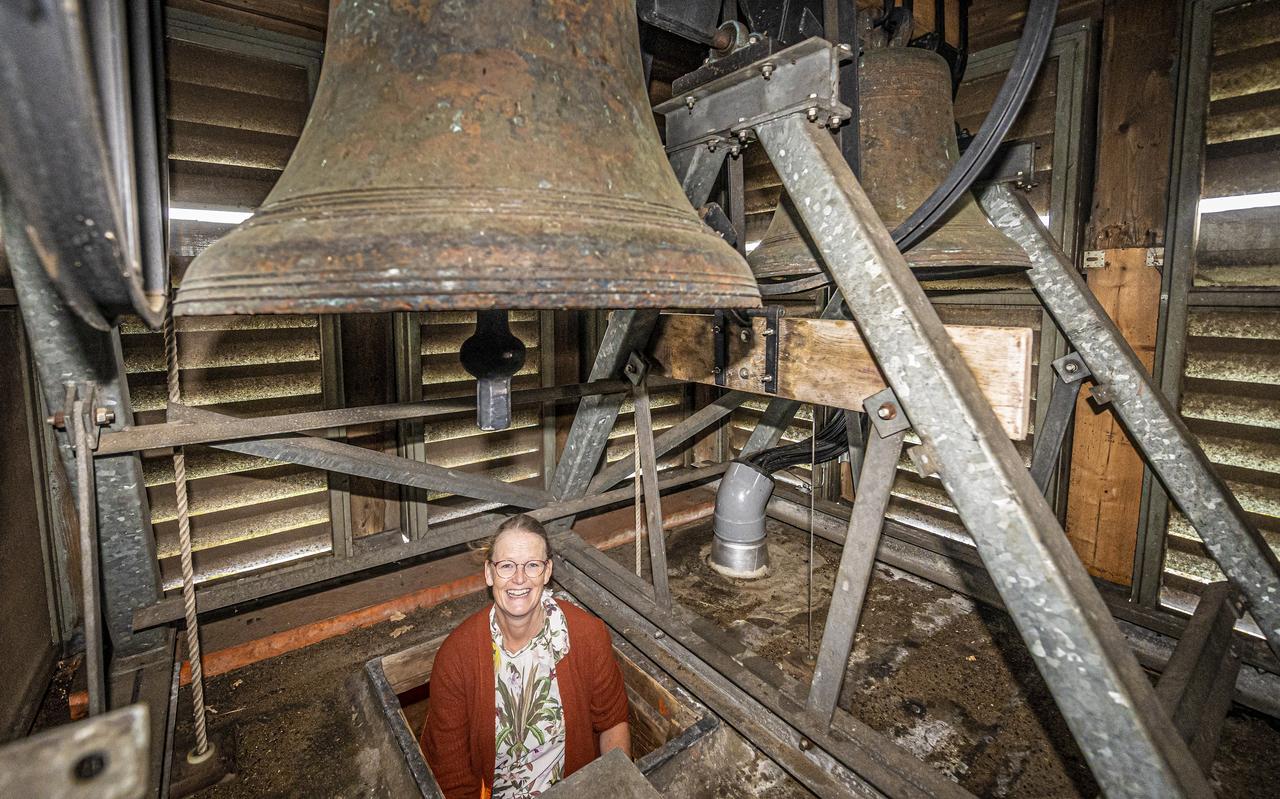 Kosteres Theresia Onvlee luidt de klokken van de Zuidwoldiger kerk met de hand. Kosteres Theresia Onvlee luidt de klokken van de Zuidwoldiger kerk met de hand.