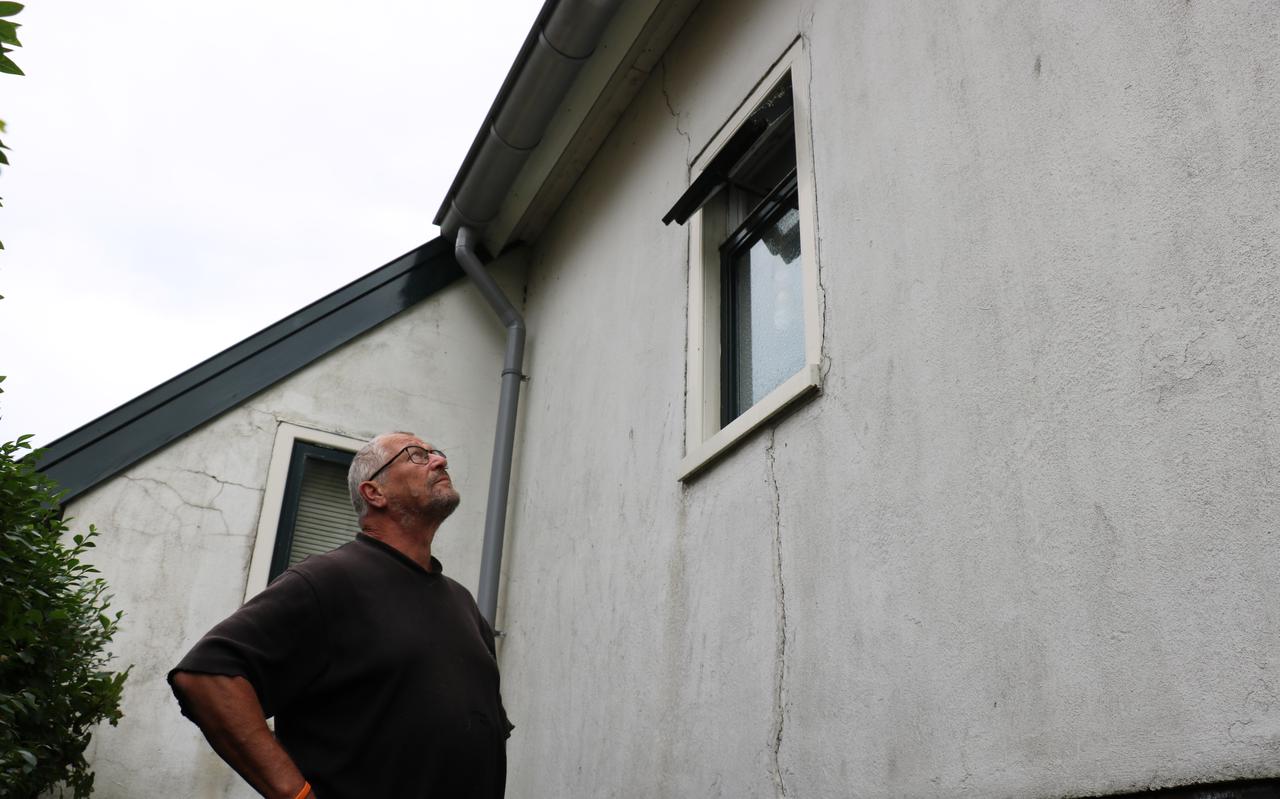 Berend de Boer (63) wijst de 'zettingsscheuren' in zijn huis aan.