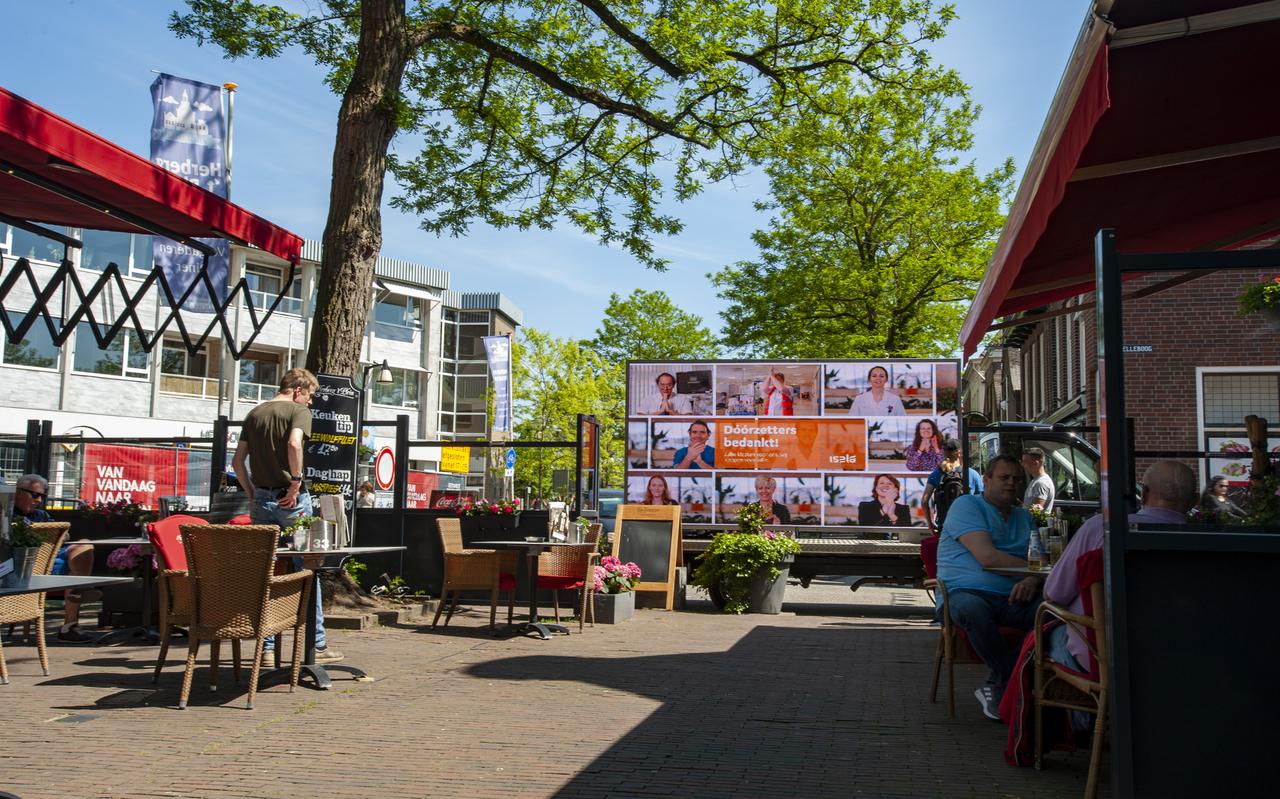 Een vrachtwagen met beeldschermen reed vanmiddag door het centrum van Meppel om inwoners te bedanken voor hun doorzettingsvermogen. Een vrachtwagen met beeldschermen reed vanmiddag door het centrum van Meppel om inwoners te bedanken voor hun doorzettingsvermogen.