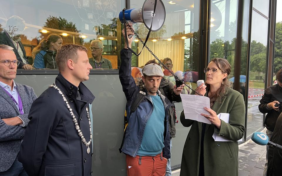 De discussie verhardt. Evelien van Soldt (met megafoon) en Rieuwert de Haan van Gifvrij Westerveld staan tegenover burgemeester Jouke Spoelstra (links).