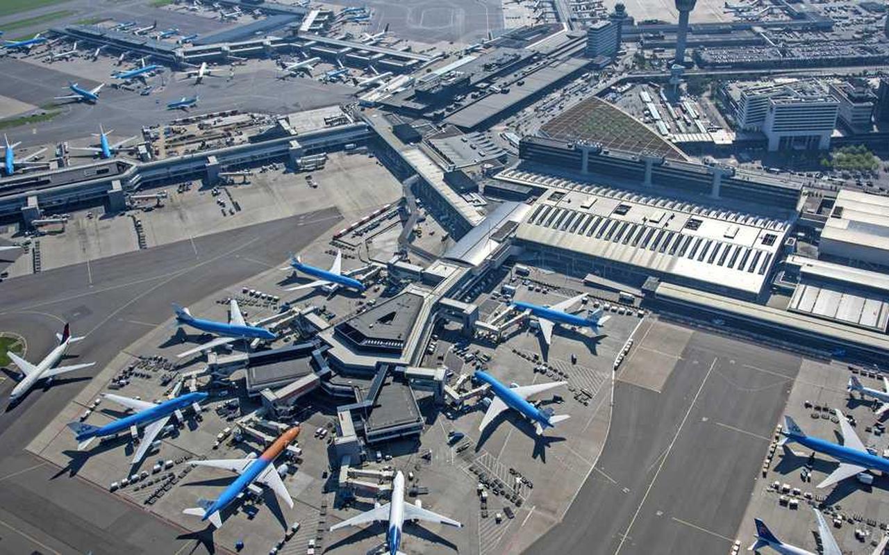 Met de verhoging van de vliegtaks wordt luchtvaartknooppunt Schiphol verder onder druk gezet. Met de verhoging van de vliegtaks wordt luchtvaartknooppunt Schiphol verder onder druk gezet.