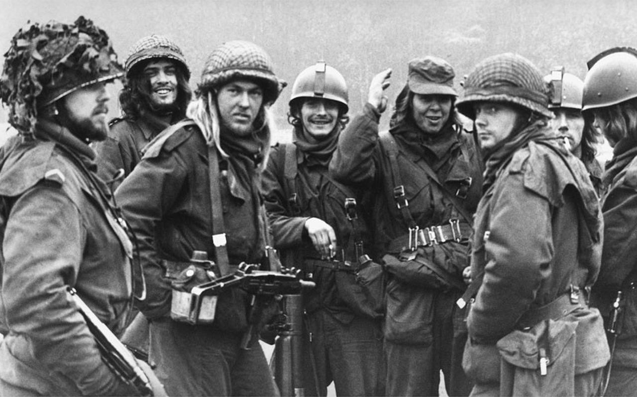 Typische Lameijer-foto: 'Langharige' Nederlandse soldaten in de jaren zeventig op oefening in Duitsland.