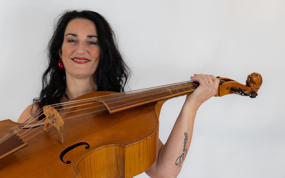 Marit Broekroelofs is artistiek leider van het Margaretha Consort, waarin ze zelf viola da gamba speelt.