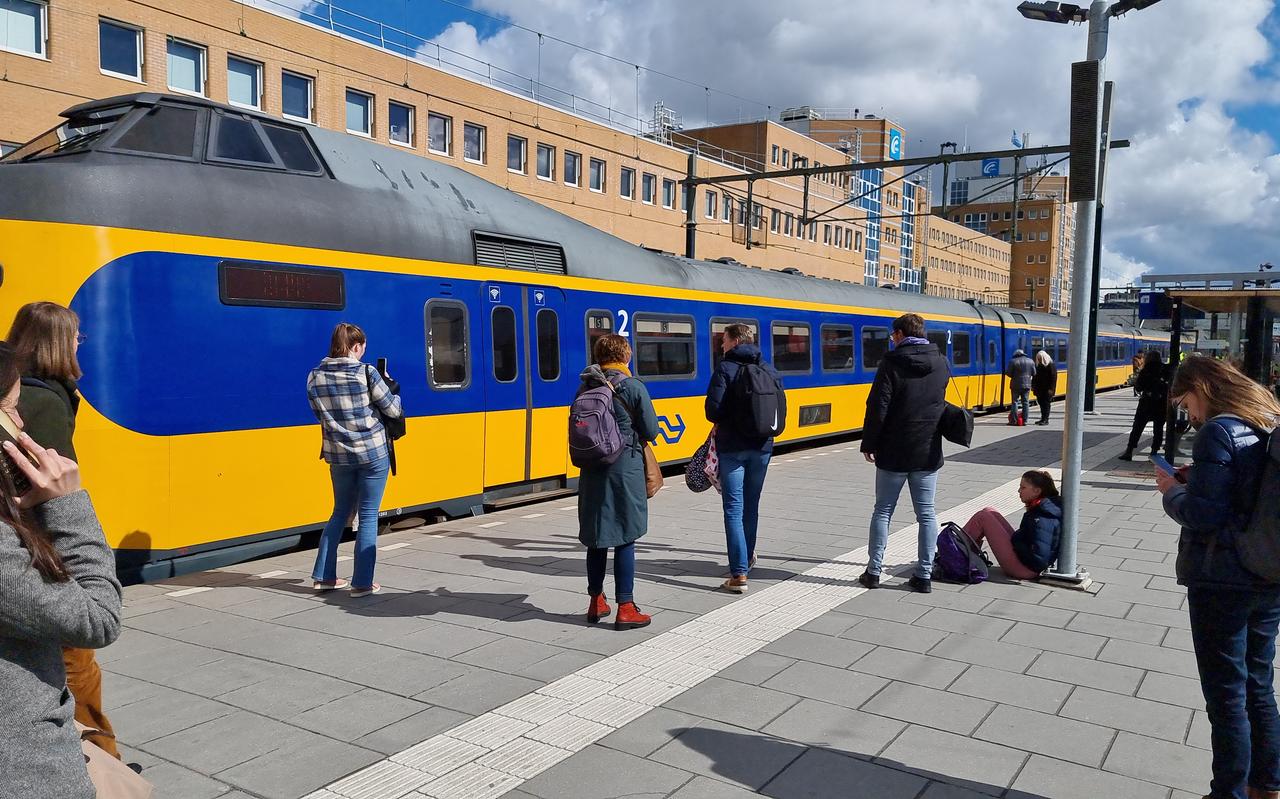 Gestrande reizigers op het Hoofdstation in Groningen. Gestrande reizigers op het Hoofdstation in Groningen.
