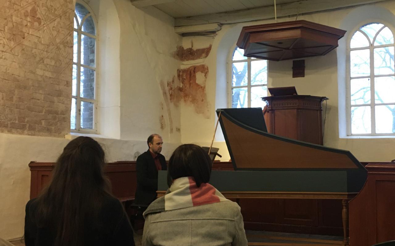 Robert Koolstra speelde zaterdagmiddag klavecimbelmuziek van Bach in het kerkje van Oostum.