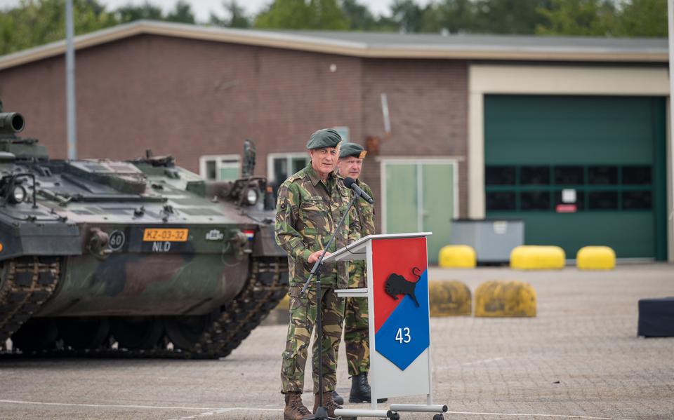 Generaal Roland de Jong tijdens zijn afscheidsspeech van 43 Gemechaniseerde Brigade in Havelte. Achter hem zijn opvolger Nico Boom.