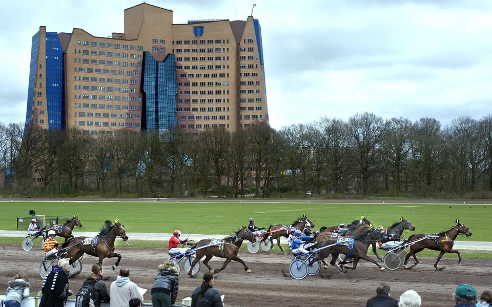 De drafbaan in het Groningse Stadsbaan trapt op 12 juni alsnog het afgeblazen koersseizoen af na een maandenlange coronapauze.