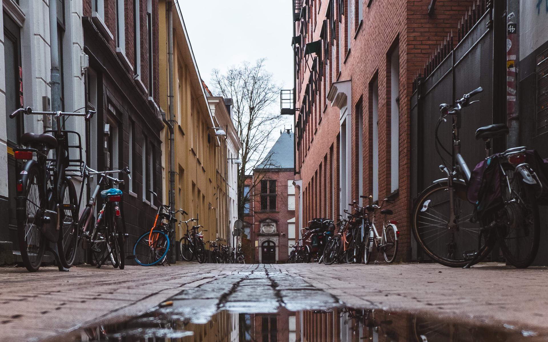 Het coronavirus steekt in de herfst weer de kop op. De Nederlandse provincies blijven oranje op de Europese risicokaart; Limburg gaat naar rood.
